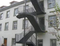 01_aussentreppe_gewendelt